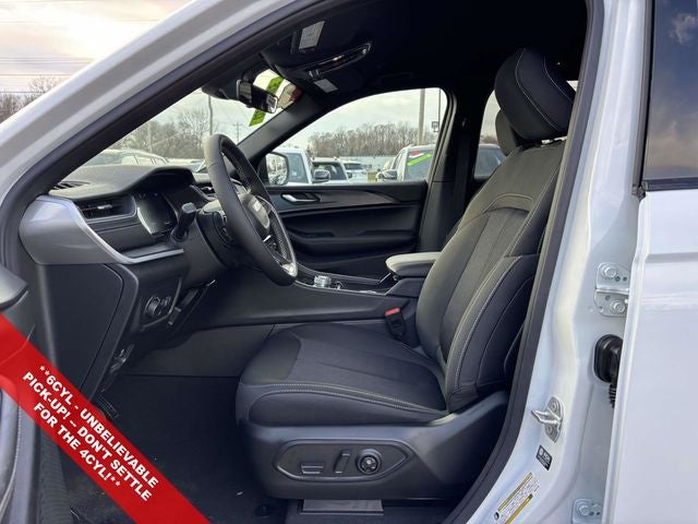 2025 Jeep Grand Cherokee GRAND CHEROKEE LAREDO 4X4