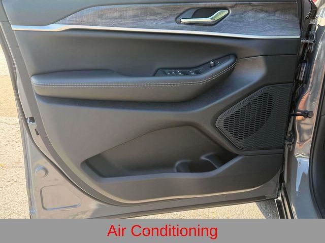 2027 Jeep Grand Cherokee Laredo Altitude