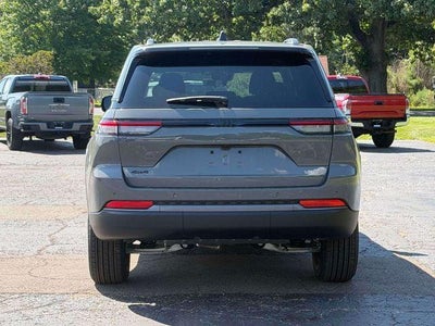 2027 Jeep Grand Cherokee Laredo Altitude
