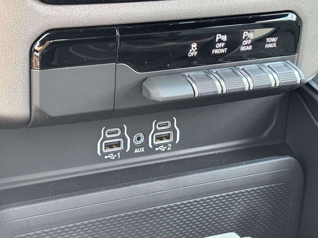 2026 RAM 1500 Express Crew Cab 4x4 5'7' Box