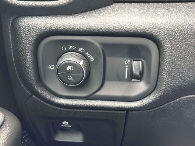 2027 RAM 1500 RAM 1500 EXPRESS CREW CAB 4X4 5'7' BOX