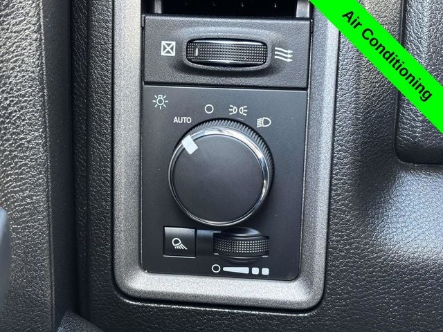 2022 RAM 1500 Classic Tradesman Crew Cab 4x4 5'7' Box